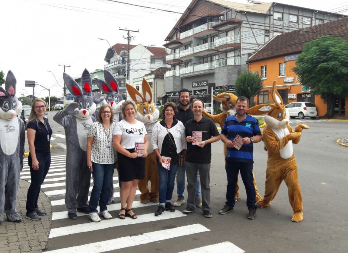 Invasão de coelhos marca lançamento da campanha de decoração de Páscoa da ACINP