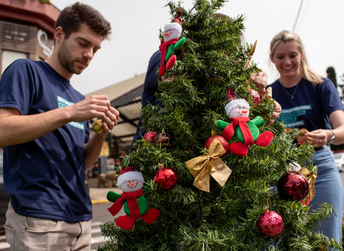 Magia do Natal de Nova Petrpolis envolve comunidade na decorao da avenida