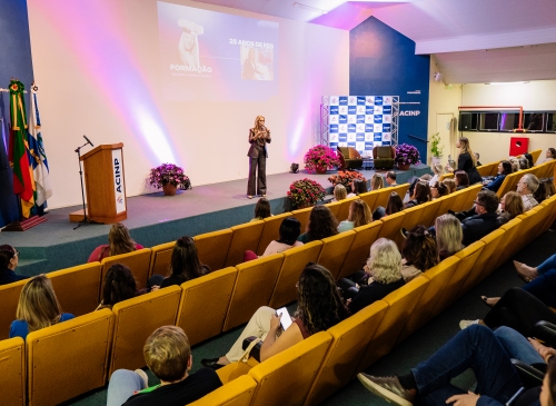 Noite de inspiração com Carla Fachin emociona público no primeiro ACINP Talks do ano